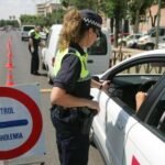 Policía realizando un control de alcoholemia en la carretera.