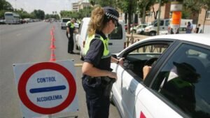 Policía realizando un control de alcoholemia en la carretera.