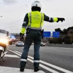 Moto de la Guardia Civil de Tráfico con luces encendidas.