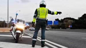 Moto de la Guardia Civil de Tráfico con luces encendidas.