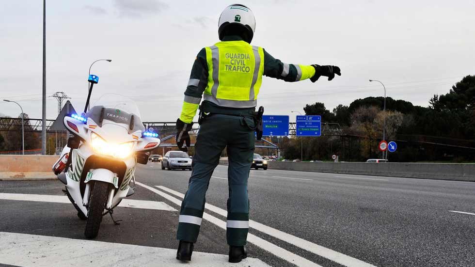 Moto de la Guardia Civil de Tráfico con luces encendidas.