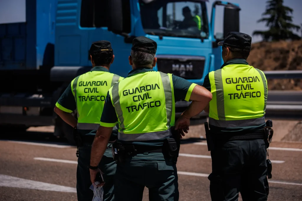 Miembros de la Guardia Civil en acción en la carretera