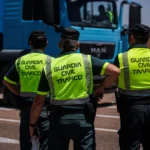 Miembros de la Guardia Civil en acción en la carretera