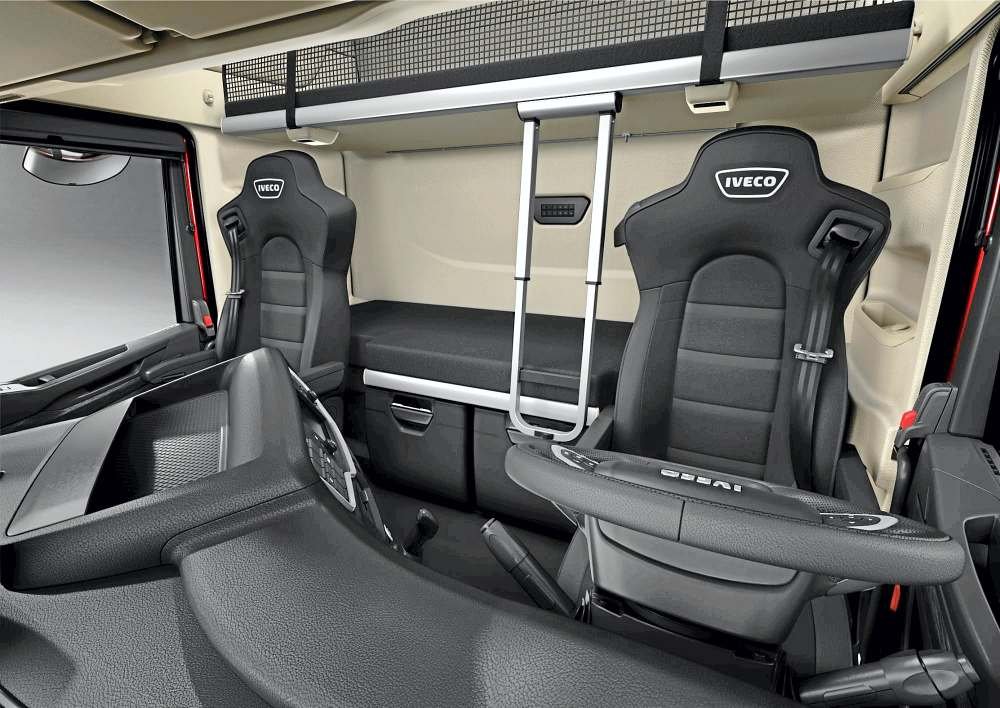 Vista del interior de la cabina de un camión Iveco con asientos ergonómicos.