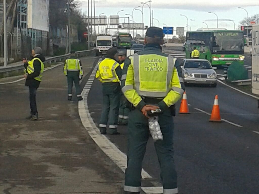 Control de tráfico por la Guardia Civil en la carretera.