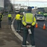 Control de tráfico por la Guardia Civil en la carretera.